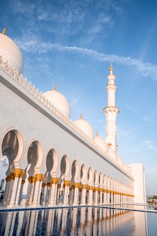 Sheikh zayed grand mosque unter sonnenlicht und blauem himmel in abu dhabi, vereinigte arabische emirate