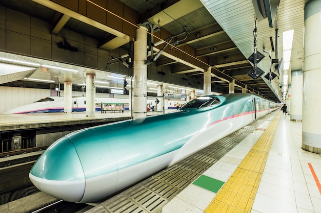 Kostenloses Foto shinkansen-hochgeschwindigkeitszug im bahnhof