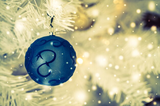 Shiny Hintergrund mit einem blauen Weihnachtskugel