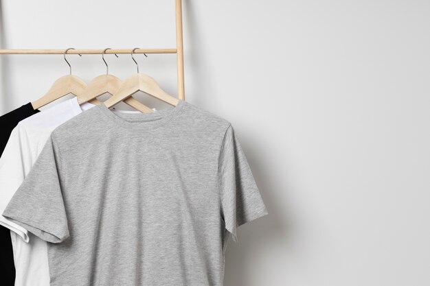 Shirt-Mockup-Konzept mit schlichter Kleidung