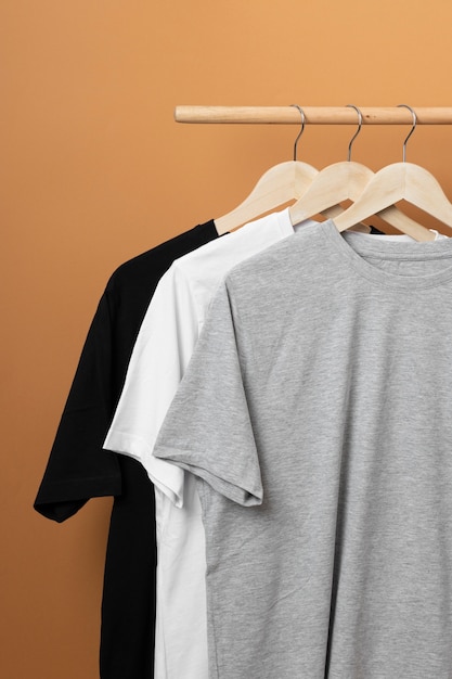 Shirt-Mockup-Konzept mit schlichter Kleidung