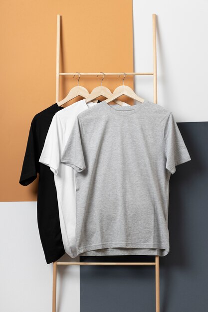 Shirt-Mockup-Konzept mit schlichter Kleidung