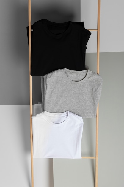 Shirt-Mockup-Konzept mit schlichter Kleidung