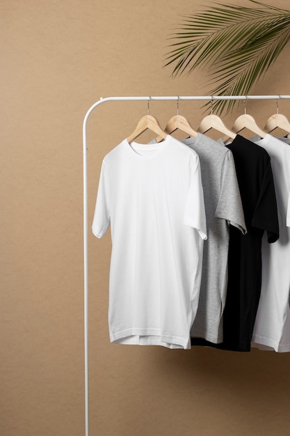 Shirt-Mockup-Konzept mit schlichter Kleidung