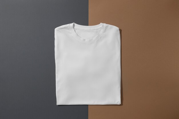 Shirt-Mockup-Konzept mit schlichter Kleidung