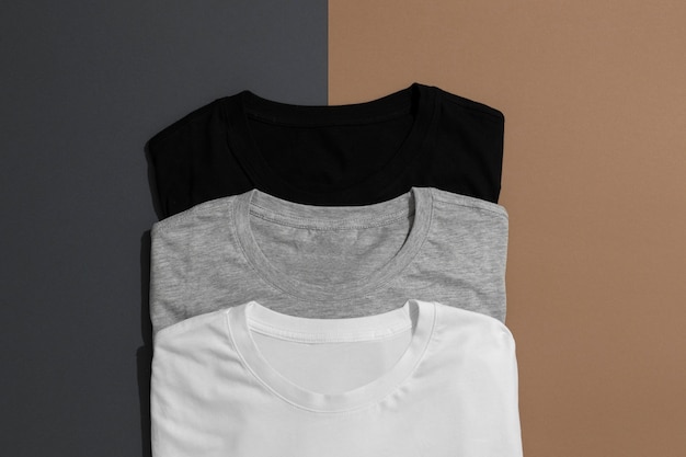 Shirt-Mockup-Konzept mit schlichter Kleidung