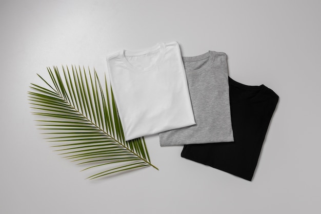 Shirt-Mockup-Konzept mit schlichter Kleidung