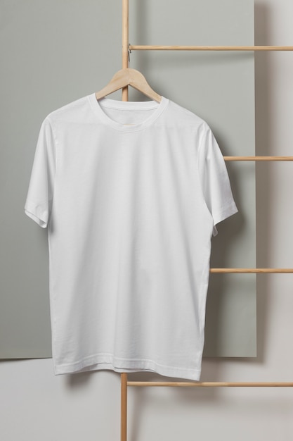 Shirt-Mockup-Konzept mit schlichter Kleidung