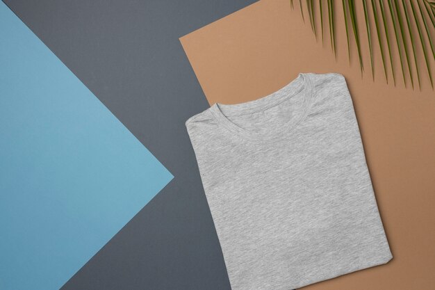 Shirt-Mockup-Konzept mit schlichter Kleidung