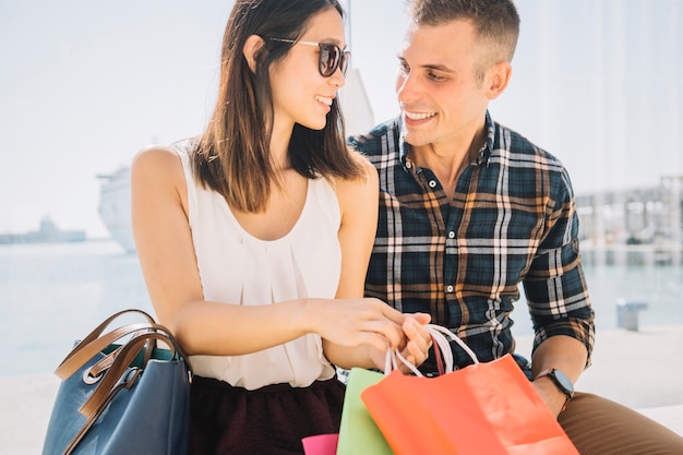 Shopping-konzept mit einem paar an einem sonnigen tag