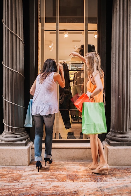 Shopping-Konzept mit Frau schaut auf Schaufenster