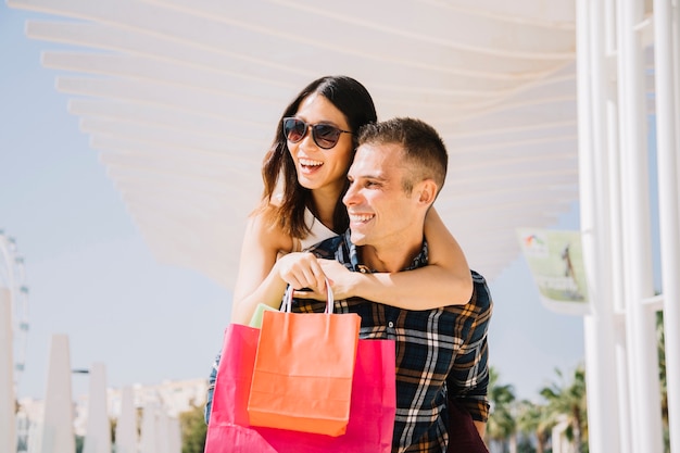 Shopping-Konzept mit verliebten Paar