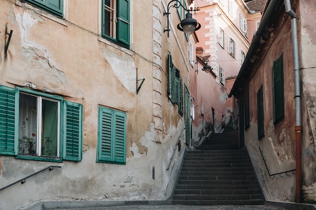 Sibiu Treppenstraße Blick zwischen alten historischen Häusern.