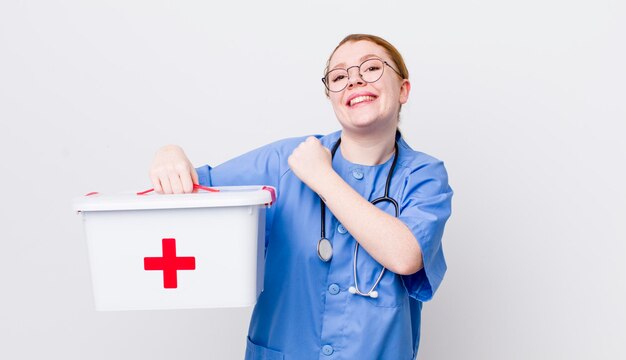 sich glücklich fühlen und sich einer Herausforderung stellen oder feiern