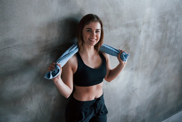 Sich nach jedem Training stärker fühlen. Foto der herrlichen blonden Frau im Fitnessstudio zu ihrer Wochenendzeit