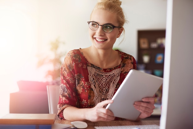 Sie liebt diese Arbeit mit neuer Technologie