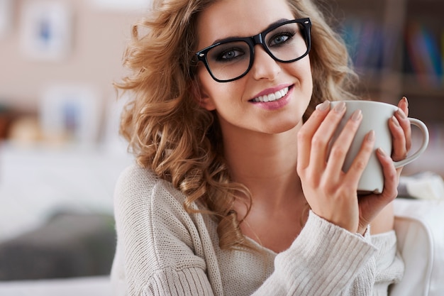 Kostenloses Foto sie weiß, wie man eine brille für ihre gesichtsform anpasst