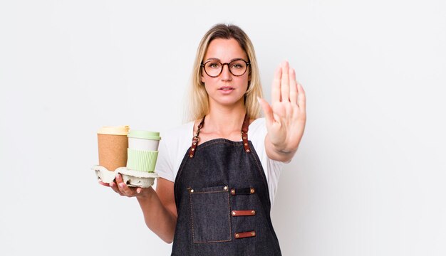 Sieht ernst aus und zeigt eine offene Handfläche, die eine Stopp-Geste macht