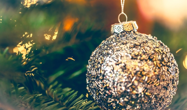 Kostenloses Foto silber glänzender weihnachtsball auf einem weihnachtenbaum zweig nahaufnahme