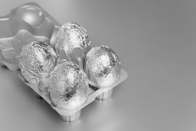 Silberne ästhetische Tapete mit Eiern im hohen Winkel