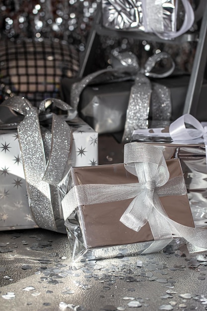 Silberne festliche Weihnachtsboxen auf glänzendem Hintergrund