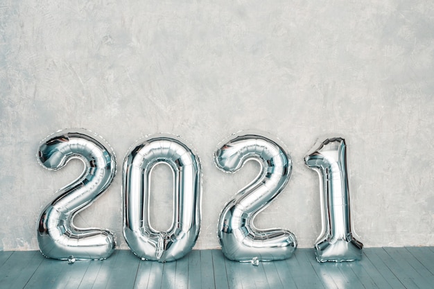 Silberne Luftballons 2021. Frohes neues Jahr 2021. Metallische Zahlen 2021