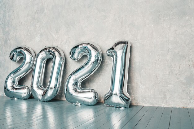 Silberne Luftballons 2021. Frohes neues Jahr 2021. Metallische Zahlen 2021