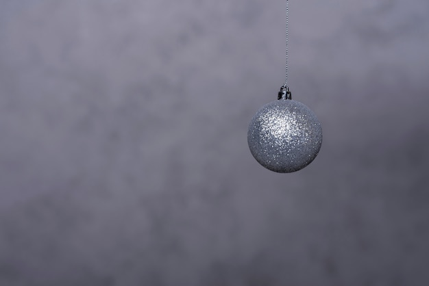 Silberner Weihnachtsball auf Thread