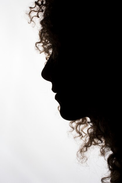 Silhouette der Frau mit dem lockigen Haar