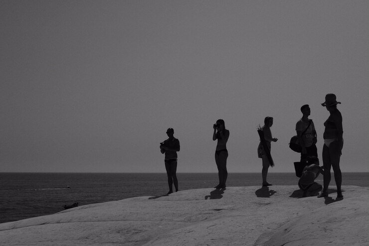 Kostenlose Foto silhouette der menschen am strand