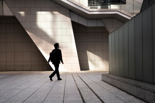 Silhouette einer Person in der Stadt