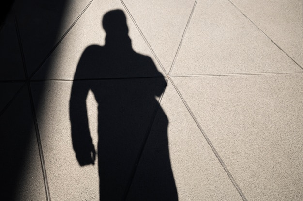 Silhouette einer Person in der Stadt