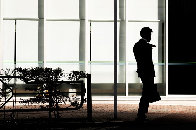 Silhouette einer Person in der Stadt