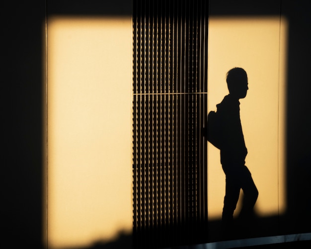 Silhouette einer Person in der Stadt