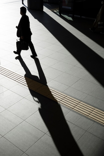 Kostenloses Foto silhouette einer person in der stadt