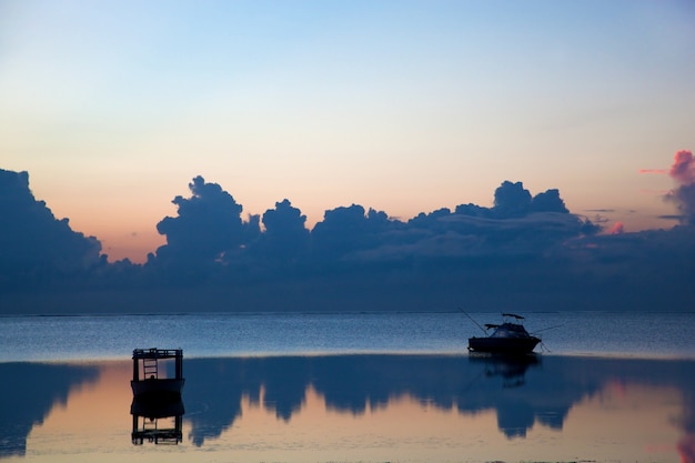 Silhouette eines Bootes am Strand