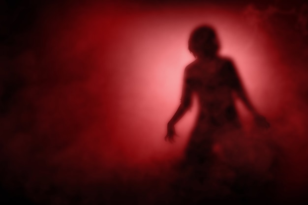Silhouette eines gruseligen Zombies mit dramatischem Hintergrund