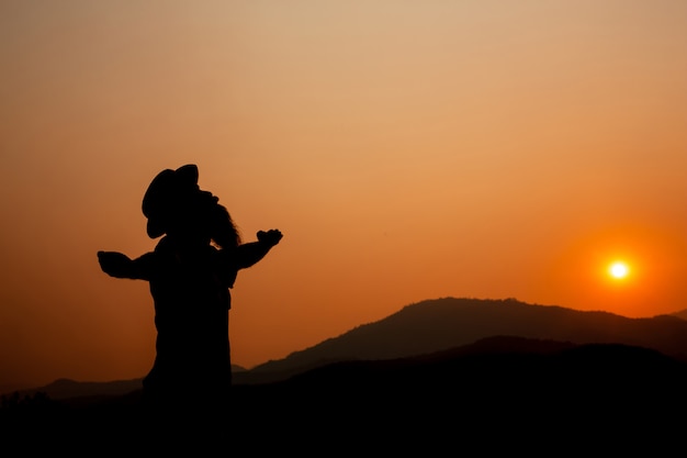 Silhouette eines Mannes mit ausgestreckten Armen.