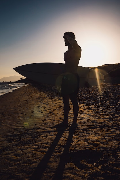 Kostenloses Foto silhouette eines surfers