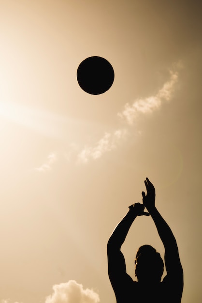 Silhouette von Basketballspieler und Ball