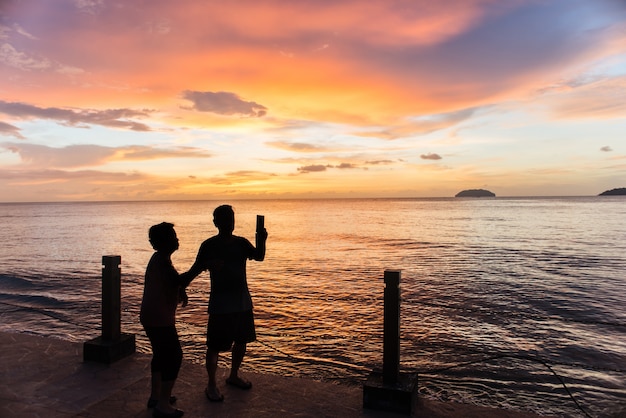 Silhouette von Menschen auf einem Sonnenuntergang