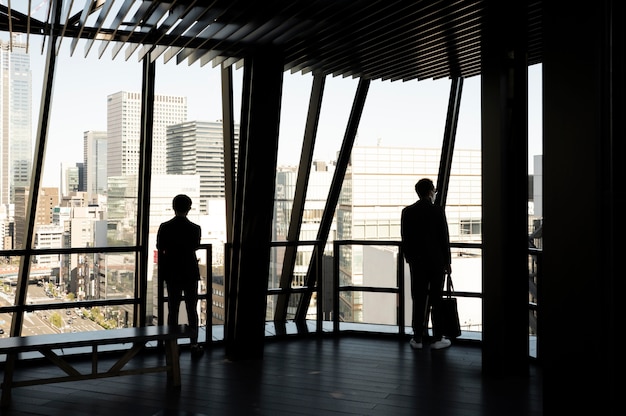 Silhouette von Menschen in der Stadt