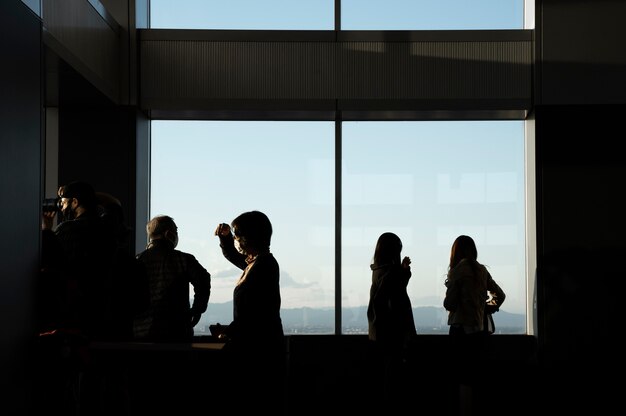 Silhouette von Menschen in der Stadt