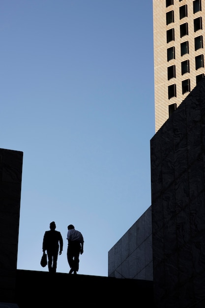 Kostenloses Foto silhouette von menschen in der stadt