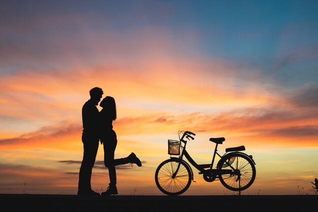 Silhouette von Paar in der Liebe Küssen im Sonnenuntergang. Paar in Liebe Konzept.