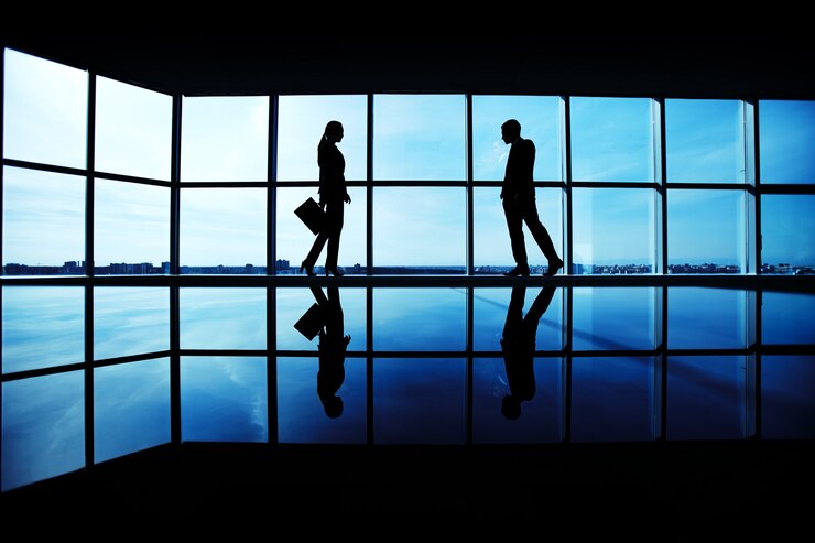 Kostenlose Foto silhouetten in einem modernen büro