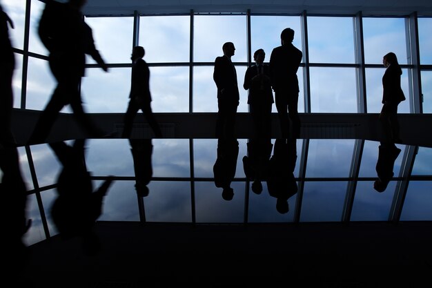 Silhouetten von Mitarbeitern im Büro