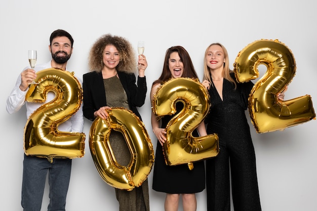 Kostenloses Foto silvester mit freunden verbringen und feiern