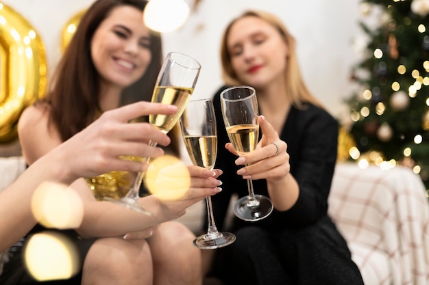 Silvester mit Freunden verbringen und feiern