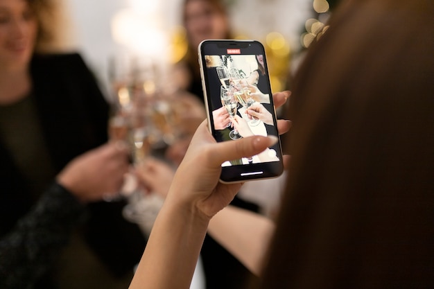 Silvester mit Freunden verbringen und Fotos machen